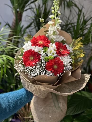 beyaz-kirmizi-dusler-buketi